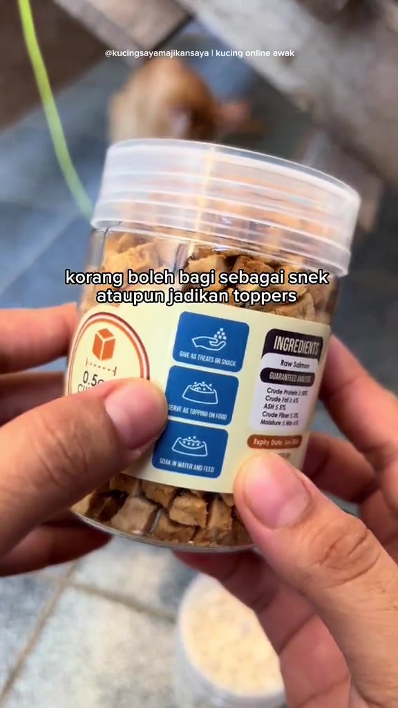Label balang menyenaraikan cara hidang sebagai snek, taburan makanan atau rendaman air.