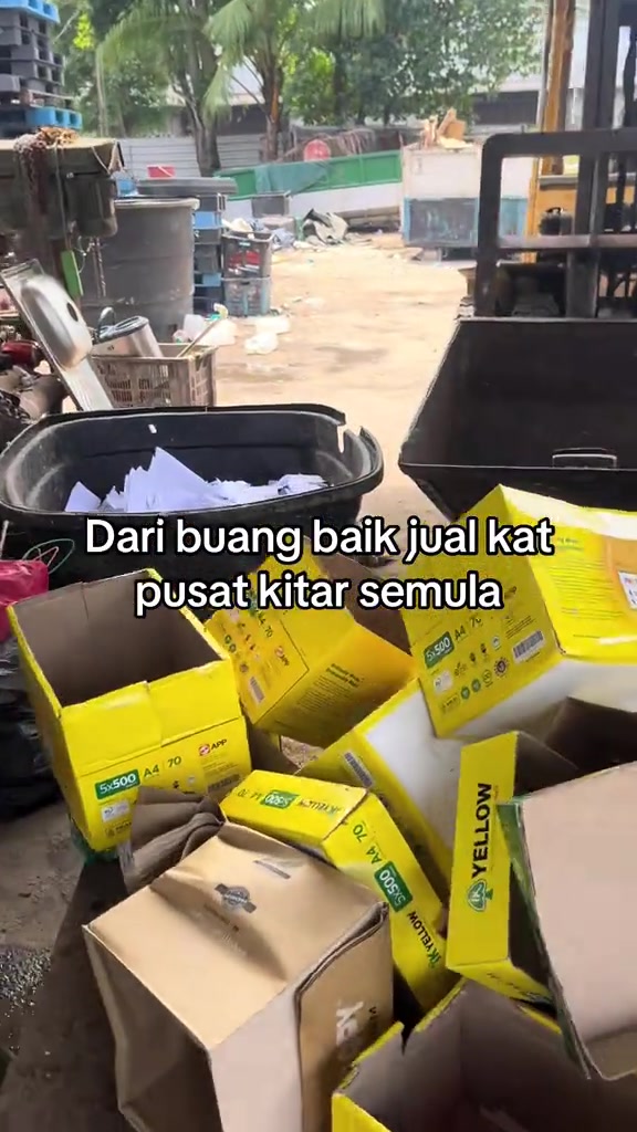 Kotak-kotak kadbod tersusun di kawasan pusat kitar semula