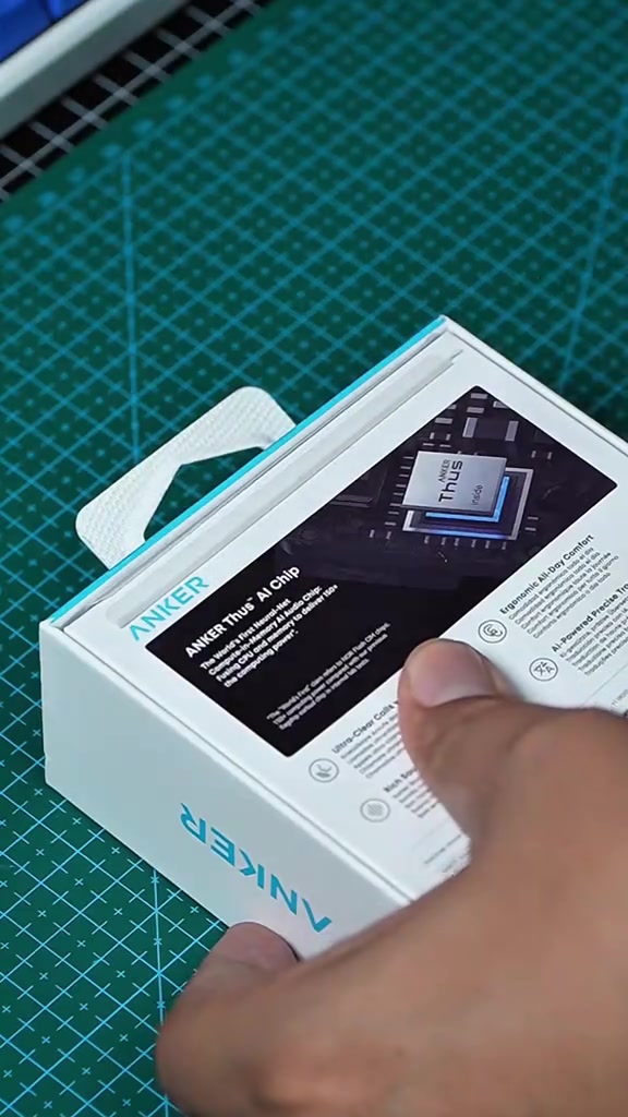 Bahagian belakang kotak AeroClip 2 dipegang tangan, dengan ciri produk pada kotak