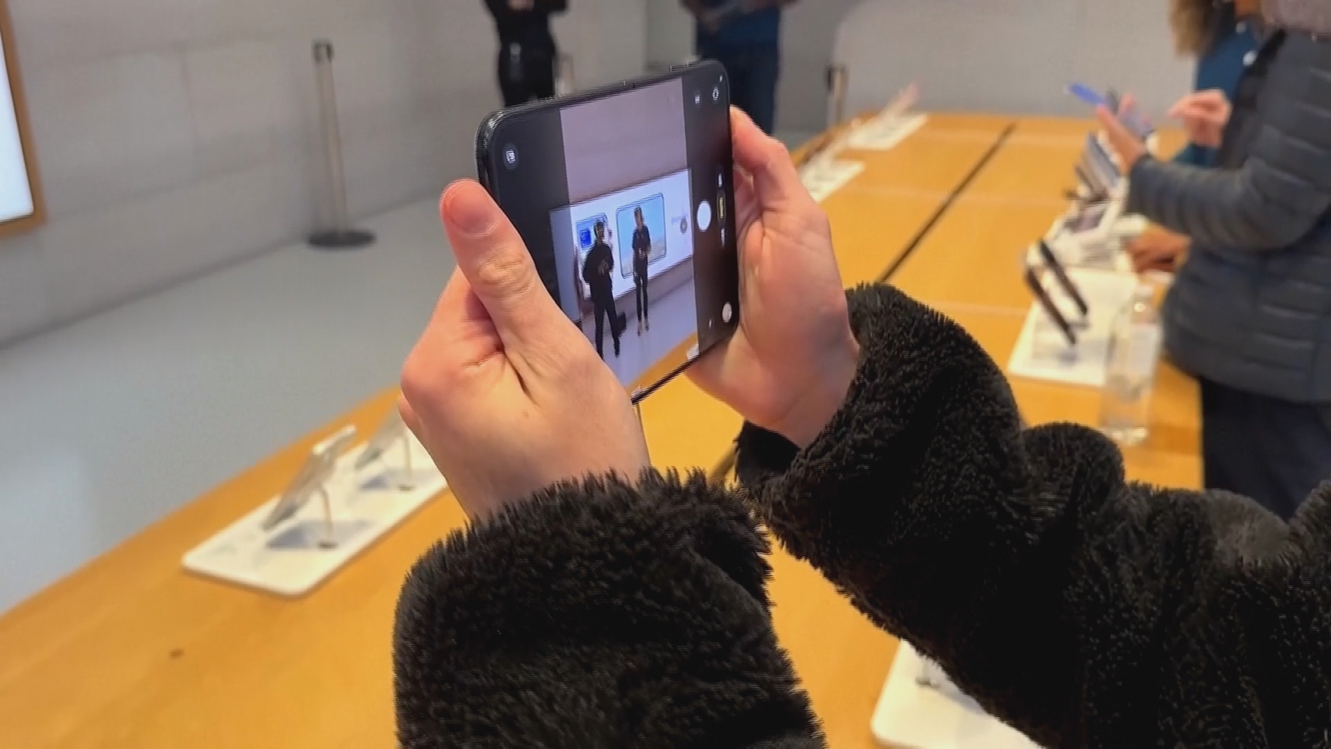 iPhone Duo lỗi màn hình ngay sau khi bán: Apple xác nhận đổi máy