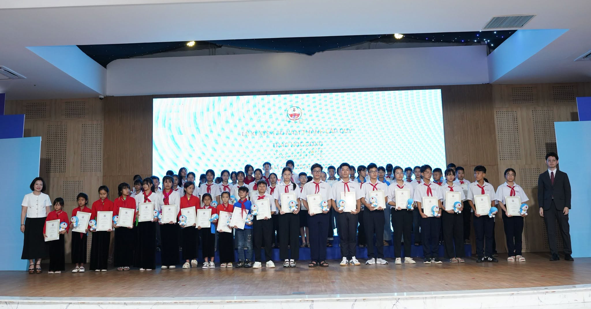 490 học sinh vượt khó nhận học bổng Doraemon