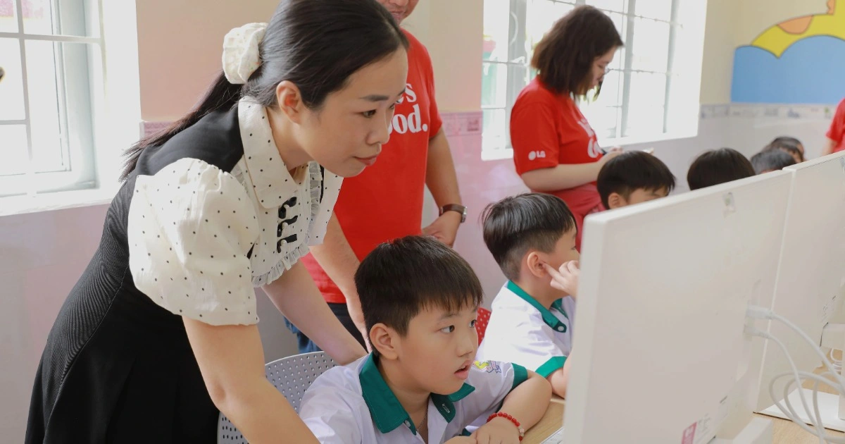 Từ máy tính đến bài học trực quan: Mở rộng cơ hội học tập cho học sinh vùng núi