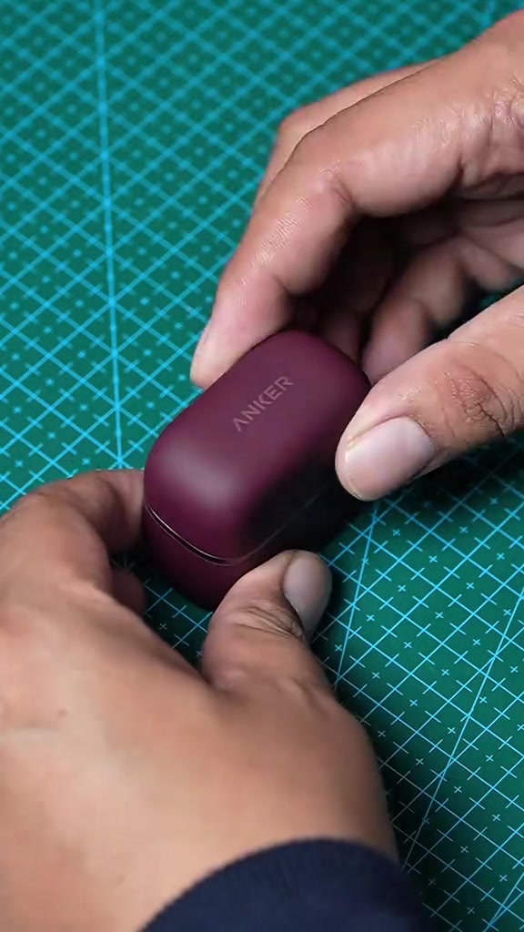 Charging case AeroClip 2 tertutup dalam genggaman