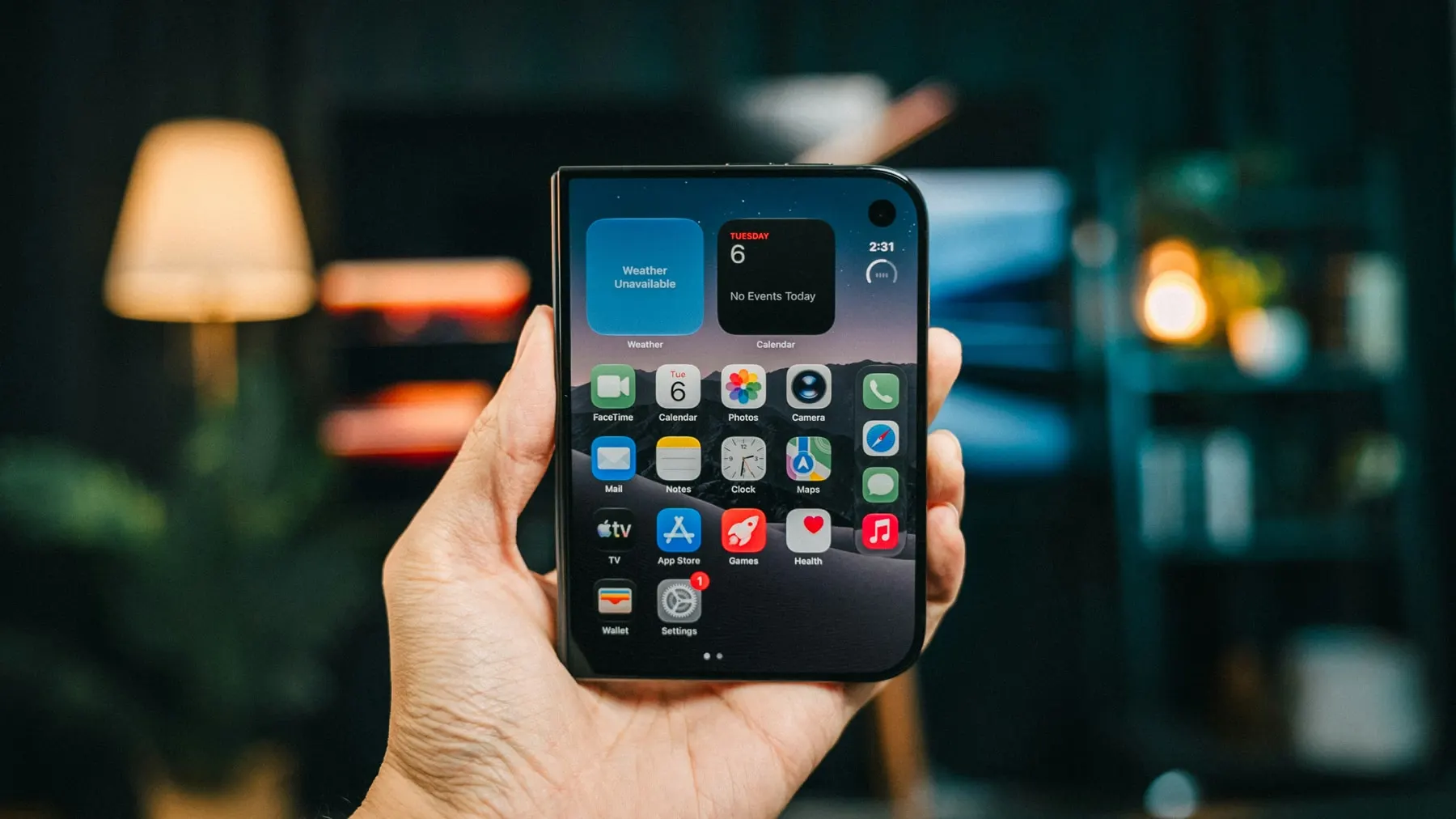 iPhone Duo: Màn hình ngoài nhỏ, thân máy nặng — ai nên mua?