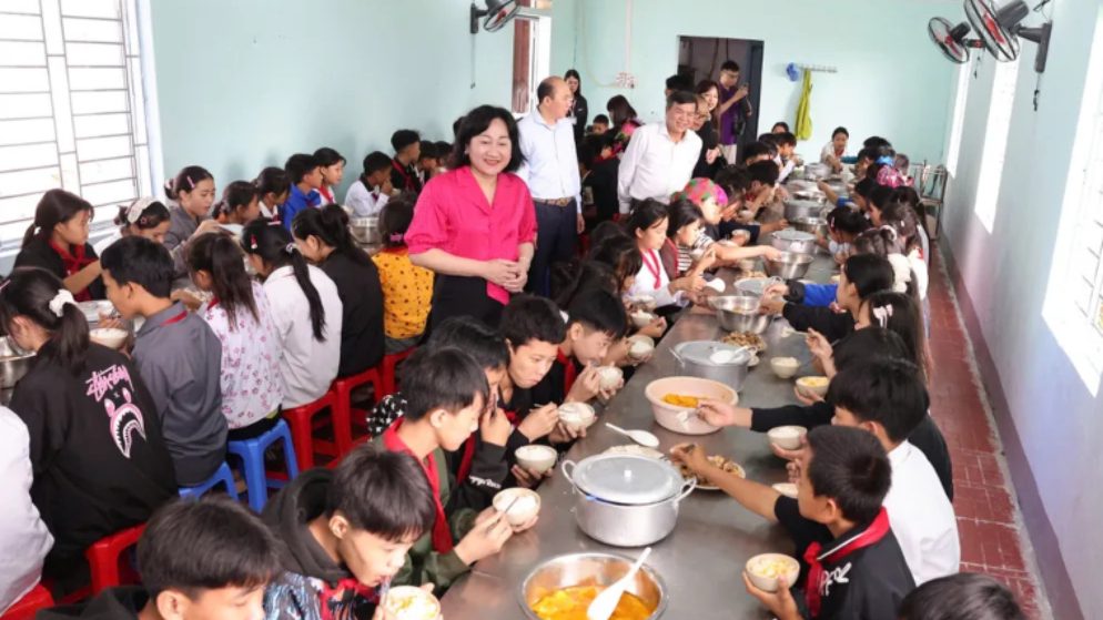 Đề xuất mở rộng hỗ trợ bữa trưa cho học sinh khó khăn: Ai được hưởng?