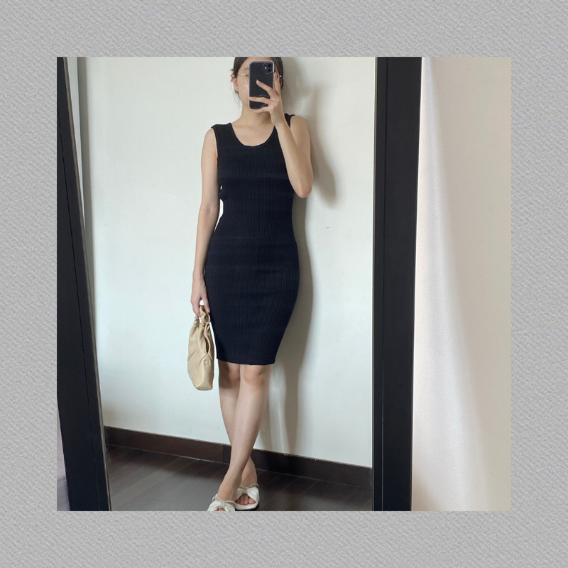 D1 - lowback black dress