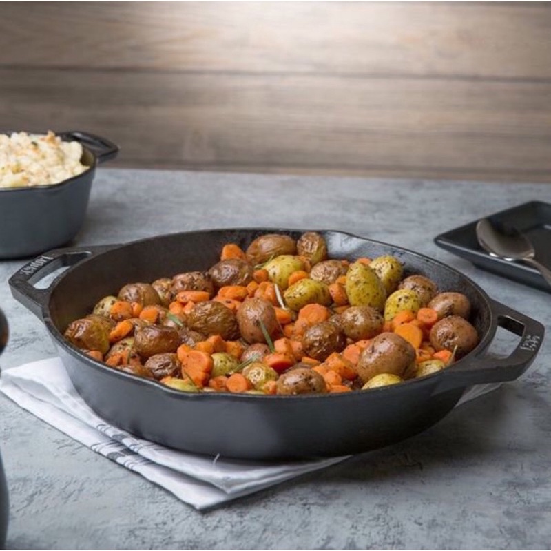 Lodge cast iron pan 30.5cm 2 handles