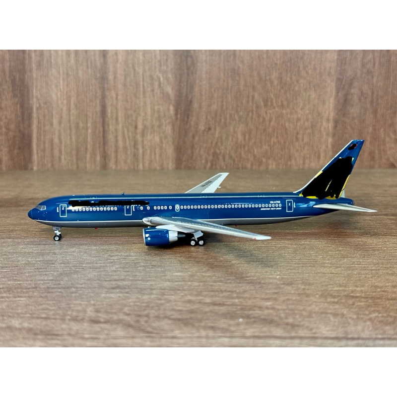 Mô hình máy bay Phoenix Models VN Boeing 767-300ER tỉ lệ 1:400 | Shopee Việt Nam