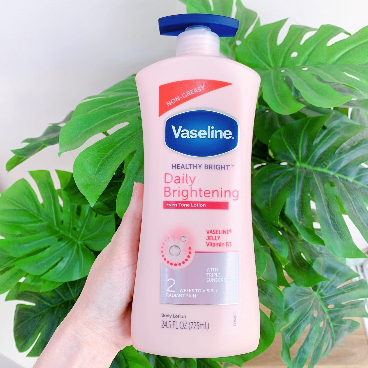 mẫu mới Sữa Dưỡng Thể Vaseline Daily Brightening Even Tone Lotion 725ml (Vòi Xanh)